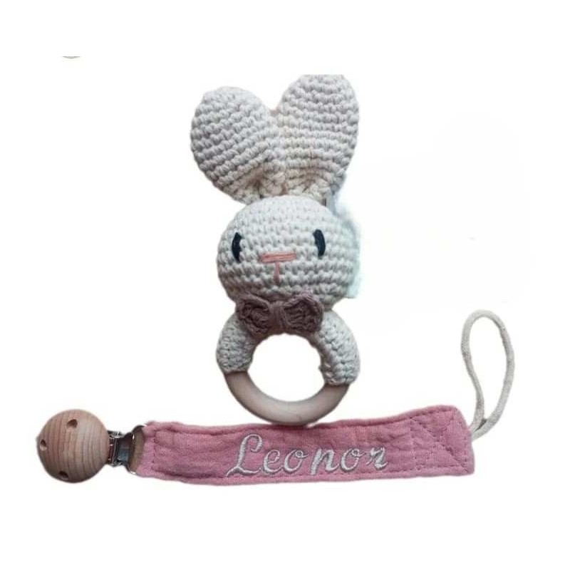 Chupetero de tela personalizado y ganchillo.