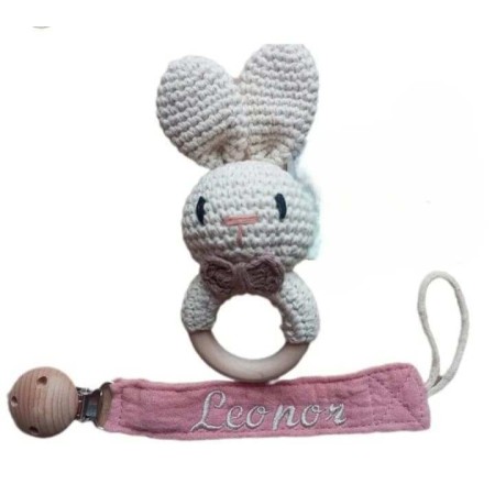 Chupetero de tela personalizado y sonajero de ganchillo